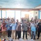 Anggota DPRD Provinsi Maluku Utara, Meri Popala, bersama kelompok tani dan peserta reses berfoto bersama usai kegiatan reses Masa Persidangan III Tahun Sidang 2025–2026 di Desa Tongute Sungi, Kecamatan Ibu, Halmahera Barat, Jumat (25/9/2026)