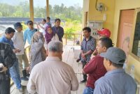 Tim Kementerian bersama perwakilan International Fund for Agricultural Development (IFAD) dan pihak terkait melakukan kunjungan lapangan di Desa Tuada, Kecamatan Jailolo, Kabupaten Halmahera Barat, dalam rangka program Transformasi Ekonomi Kampung Terpadu (TEKAD). Kunjungan ini untuk melihat secara langsung potensi dan pengembangan usaha masyarakat, termasuk pengelolaan fasilitas pendukung kegiatan ekonomi desa. (Dok/Ist)