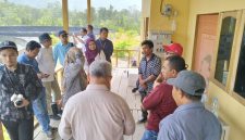Tim Kementerian bersama perwakilan International Fund for Agricultural Development (IFAD) dan pihak terkait melakukan kunjungan lapangan di Desa Tuada, Kecamatan Jailolo, Kabupaten Halmahera Barat, dalam rangka program Transformasi Ekonomi Kampung Terpadu (TEKAD). Kunjungan ini untuk melihat secara langsung potensi dan pengembangan usaha masyarakat, termasuk pengelolaan fasilitas pendukung kegiatan ekonomi desa. (Dok/Ist)