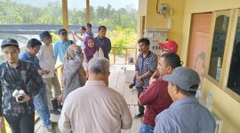 Tim Kementerian bersama perwakilan International Fund for Agricultural Development (IFAD) dan pihak terkait melakukan kunjungan lapangan di Desa Tuada, Kecamatan Jailolo, Kabupaten Halmahera Barat, dalam rangka program Transformasi Ekonomi Kampung Terpadu (TEKAD). Kunjungan ini untuk melihat secara langsung potensi dan pengembangan usaha masyarakat, termasuk pengelolaan fasilitas pendukung kegiatan ekonomi desa. (Dok/Ist)