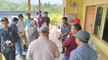 Tim Kementerian bersama perwakilan International Fund for Agricultural Development (IFAD) dan pihak terkait melakukan kunjungan lapangan di Desa Tuada, Kecamatan Jailolo, Kabupaten Halmahera Barat, dalam rangka program Transformasi Ekonomi Kampung Terpadu (TEKAD). Kunjungan ini untuk melihat secara langsung potensi dan pengembangan usaha masyarakat, termasuk pengelolaan fasilitas pendukung kegiatan ekonomi desa. (Dok/Ist)