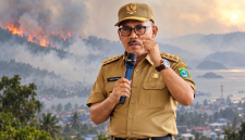 Bupati Halmahera Barat, James Uang, menyampaikan arahan terkait kondisi kabut asap akibat kebakaran hutan dan lahan (karhutla) yang berdampak pada kualitas udara di Maluku Utara, khususnya Halmahera Barat. Pemerintah daerah mengambil langkah antisipatif, termasuk menginstruksikan pembagian masker kepada masyarakat serta memperketat kesiapsiagaan menghadapi potensi dampak kesehatan dan perubahan cuaca. (Foto: Ilustrasi)