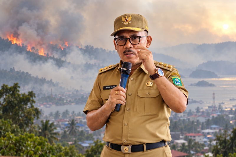 Bupati Halmahera Barat, James Uang, menyampaikan arahan terkait kondisi kabut asap akibat kebakaran hutan dan lahan (karhutla) yang berdampak pada kualitas udara di Maluku Utara, khususnya Halmahera Barat. Pemerintah daerah mengambil langkah antisipatif, termasuk menginstruksikan pembagian masker kepada masyarakat serta memperketat kesiapsiagaan menghadapi potensi dampak kesehatan dan perubahan cuaca. (Foto: Ilustrasi)